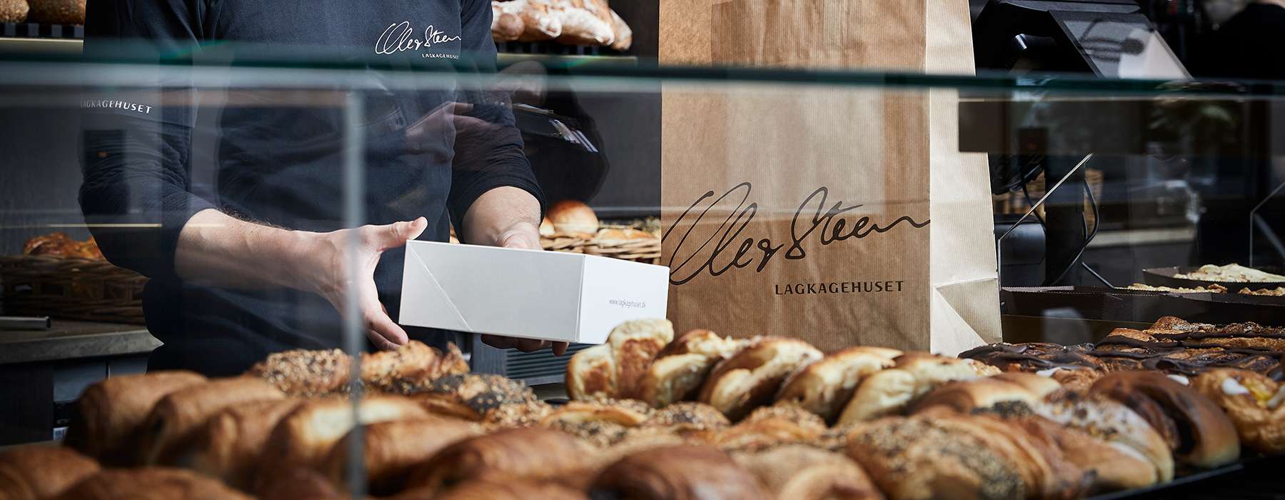 Erhvervsbestilling af en menu bestående af brød og kager, bliver klargjort til udbringning bestilt via Cick & Collect
